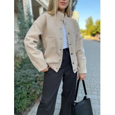 Нереально крутой бомбер на кнопках воротник стойка большие карманы бежевый