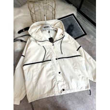 Очень легкая курточка-ветровка на подкладке молочный+черный