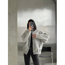 Бомбер оверсайз с накладными карманами на кнопках серый