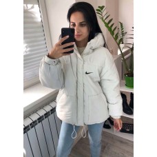 Женская куртка на молнии с капюшоном и карманами+накат наполнитель силикон белый