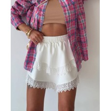 Молодежная юбка-шорты с кружевом молочный