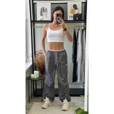 Спортивные брюки из плащевки с карманами прямого кроя серый