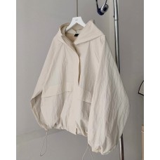 Ветровка свободного кроя с карманами+капюшоном+по низу затяжки молочный