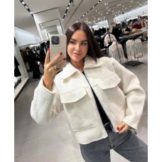 Бомбер укороченный на молнии с карманами букле молочный