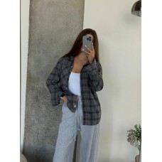 Яркая рубашка в клетку из легкой ткани темно-серый