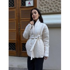 Женская куртка ровного кроя под пояс с удобными карманами молочный