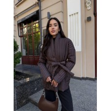 Женская куртка ровного кроя под пояс с удобными карманами шоколад