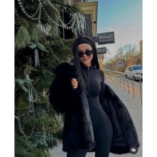 Шубка на подкладке застегивается изнутри на крючки черный