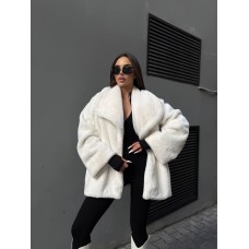 Шубка на подкладке застегивается изнутри на крючки молоко