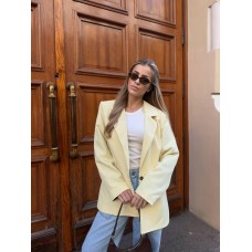 Элегантный пиджак прямого кроя с тонким поясом сливочное масло