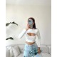 Эластичный укороченный топ с вырезом по груди белый