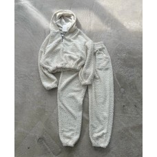 Костюм из меха барашка (худи на резинке по низу+воротником на молнии+брюки с карманами) молочный