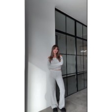 Базовый трикотажный костюм (кофточка укороченная с открытыми плечами+брюки прямого кроя)серый меланж