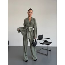 Костюм из ткани плиссе (свободные брюки талия на резинке+жакет на запах под пояс) оливка