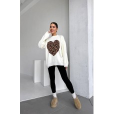 Удлиненный свитер в стиле Oversize с сердечком молочный
