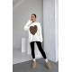 Удлиненный свитер в стиле Oversize с сердечком молочный