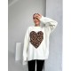 Удлиненный свитер в стиле Oversize с сердечком молочный