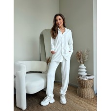 Легкий  костюм (прямого кроя брюки+рубашка с отложным воротником) белый
