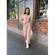 Стильный костюм кофта с широкой горловиной и прямые брюки бежевый