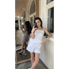 Летний костюм с оборочкой (шорты+кофта с открытыми плечами) белый