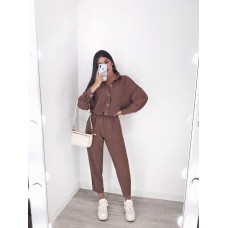 Современный брючный женский костюм (брюки длиной 7/8+свободная рубашка со спущенным плечом) мокко