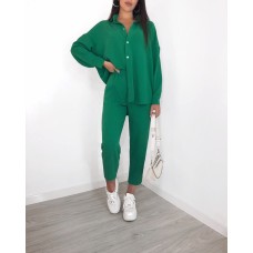 Современный брючный женский костюм (брюки длиной 7/8+свободная рубашка со спущенным плечом) трава