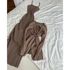 Плиссированный комплект: платье на бретелях и лёгкий кардиган с завязкой на талии мокко