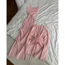 Плиссированный комплект: платье на бретелях и лёгкий кардиган с завязкой на талии розовый