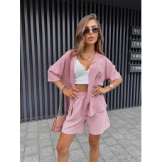 Женский костюм из жатки: рубашка на пуговицах с коротким рукавом и шорты пудра