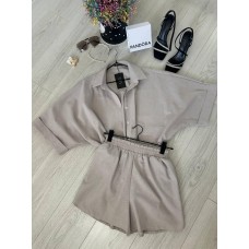 Комплект: свободная рубашка с воротником и укороченные шорты бежево-серый