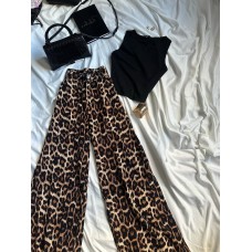 Летний костюм (топ в мелкий рубчик+кюлоты в леопардовый принт)