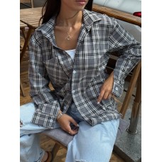 Яркая рубашка в клетку из легкой ткани серый