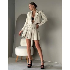 Костюм с коротким жакетом и плиссированной мини-юбкой беж