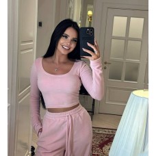 Велюровый костюм: укороченный лонгслив с длинными рукавами и брюки свободного кроя розовый