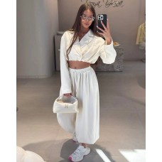 Костюм (укороченный пиджак и широкие плечи+брюки снизу на резинке) молочный