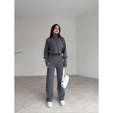 Костюм-двойка: укороченный свитер и клешенные штанишки графит